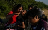 [ẢNH] Những khoảnh khắc xúc động của dòng người nhập cư ở biên giới Mỹ - Mexico